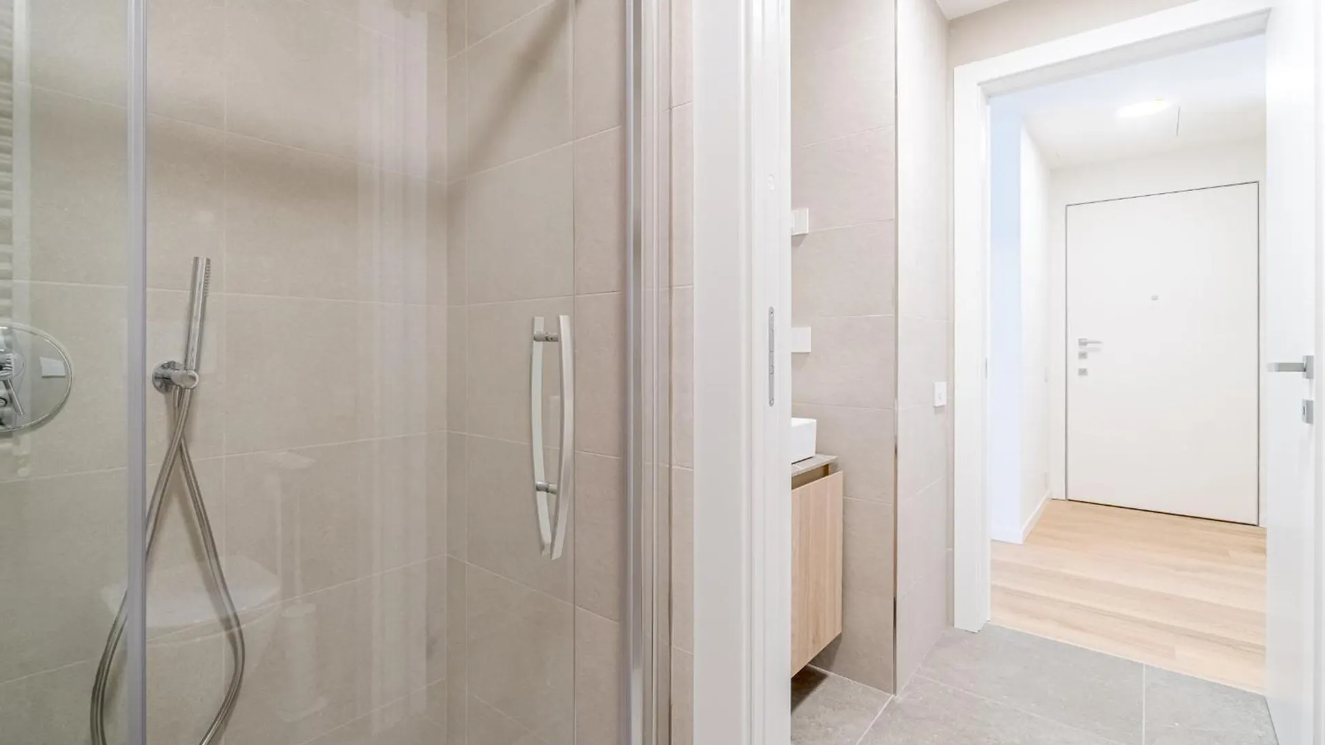 Genoa Waterfront Modern Suite