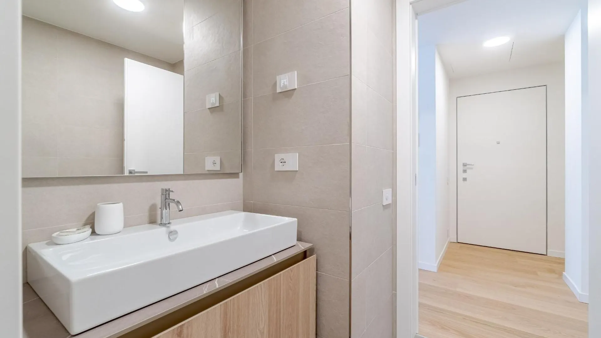 Genoa Waterfront Modern Suite 0*,